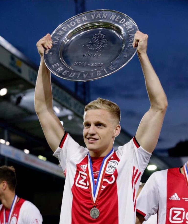 Manchester United agree £40m Donny van de Beek fee