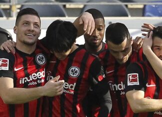 Bundesliga wrap: Bayern stay top despite shock defeat