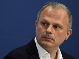 Sporting director Schneider to leave struggling Schalke