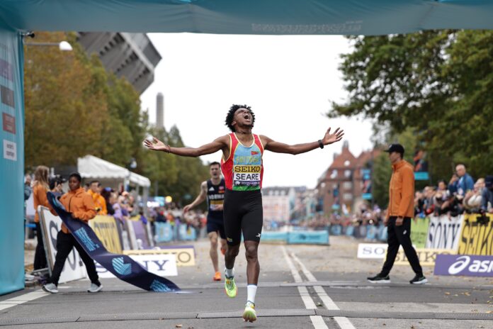The joy of victory - Eritrea's Dawit Sear takes the Men's 5km title. Photo - World Athletics